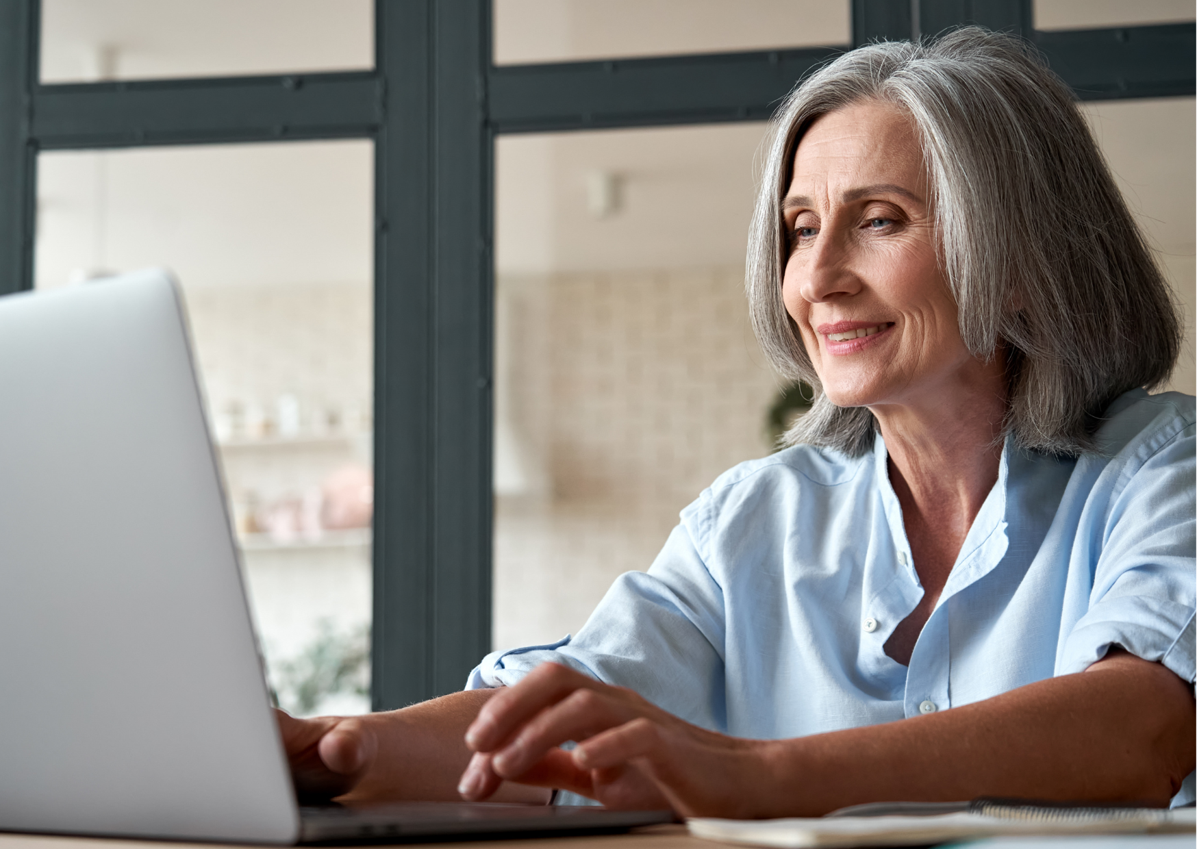 Kobieta przy komputerze