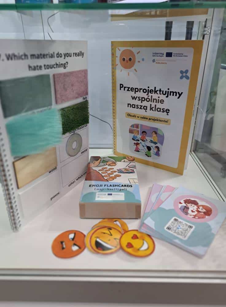 zdjęcie narzędzi sensorycznych stosowanych w projekciet KidsLikeUs: książki, karty, gadżety