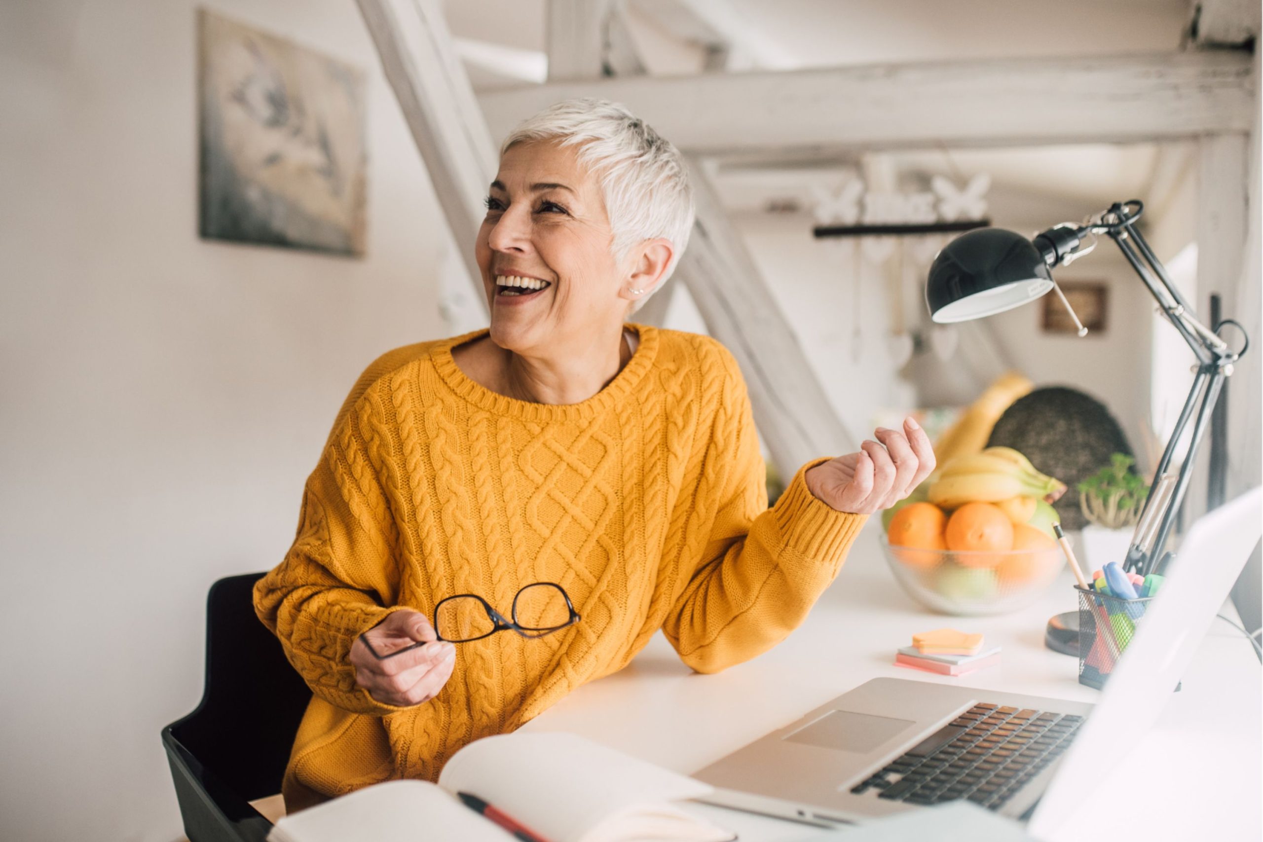 Radosna kobieta przy komputerze