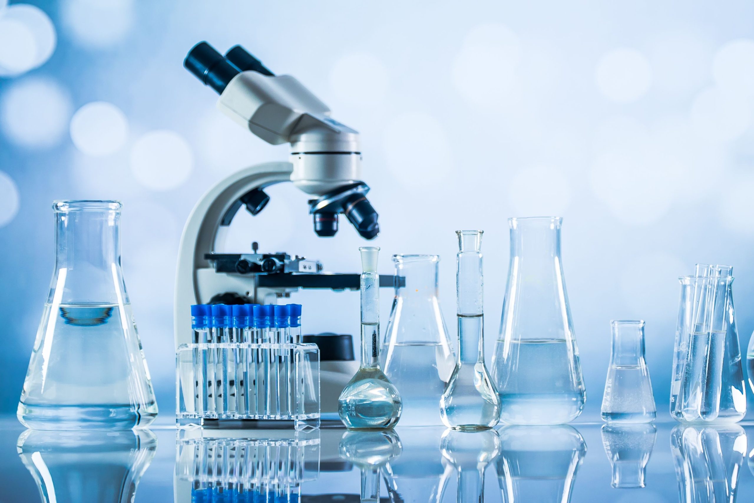 Mikroskop i naczynia w laboratorium