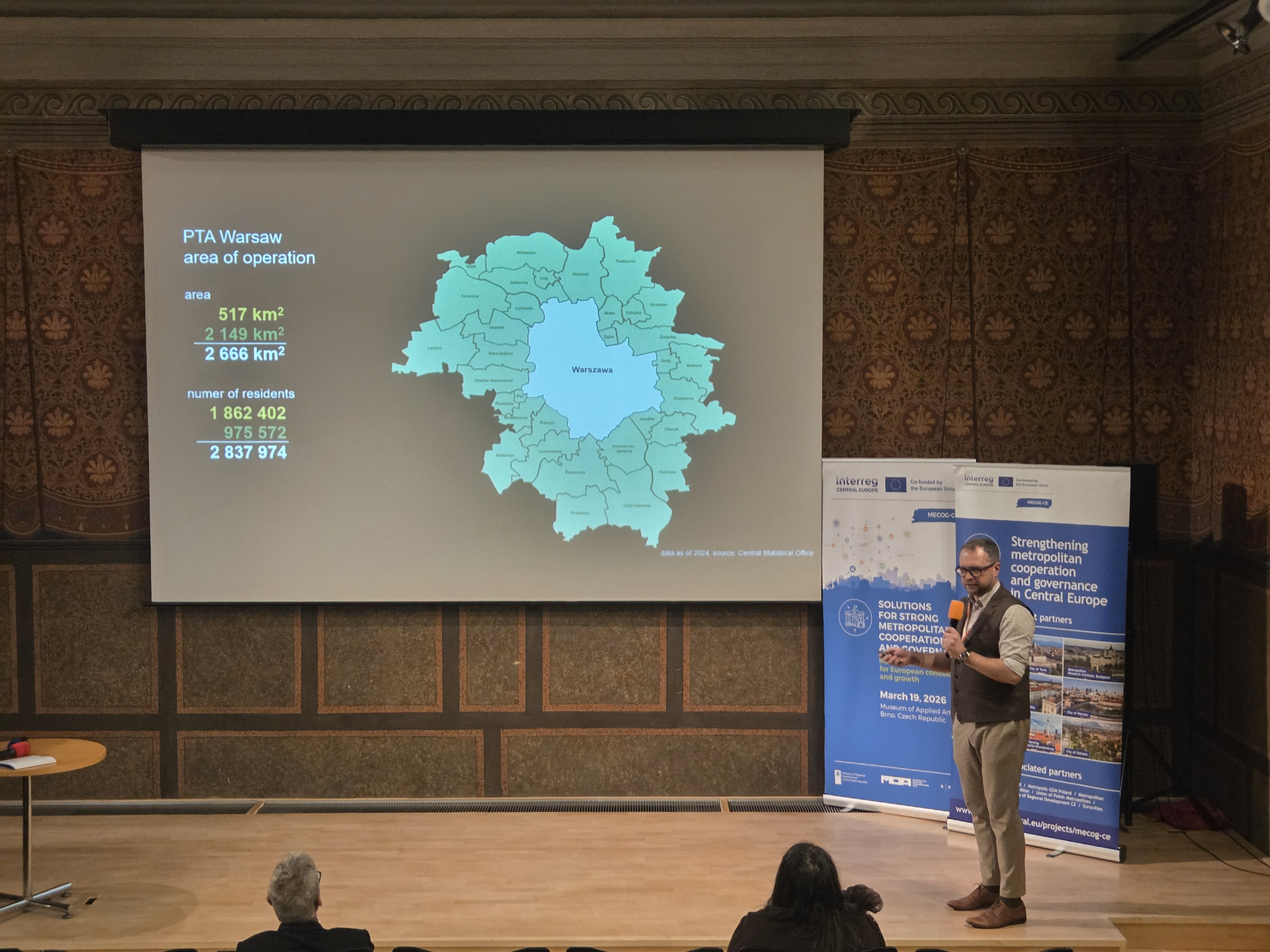 Zdjęcie uczestnika konferencji podczas prezentacji