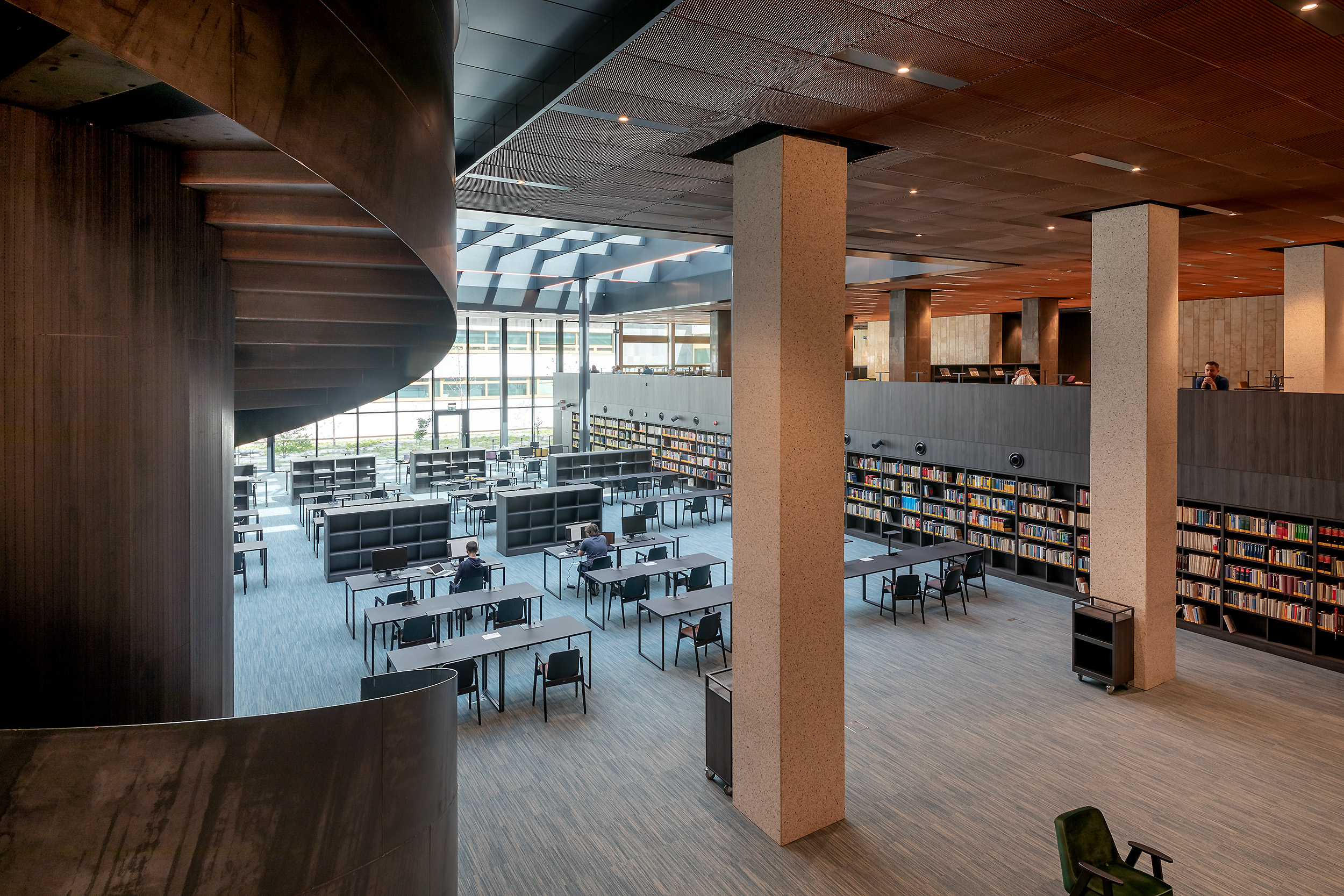 Zdjęcie przedstawia czytelnię Biblioteki NArodowej