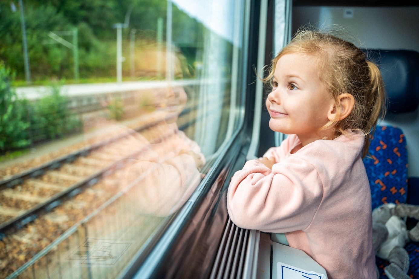 Dziecko w pociągu. Fot. dtatiana – Adobe Stock