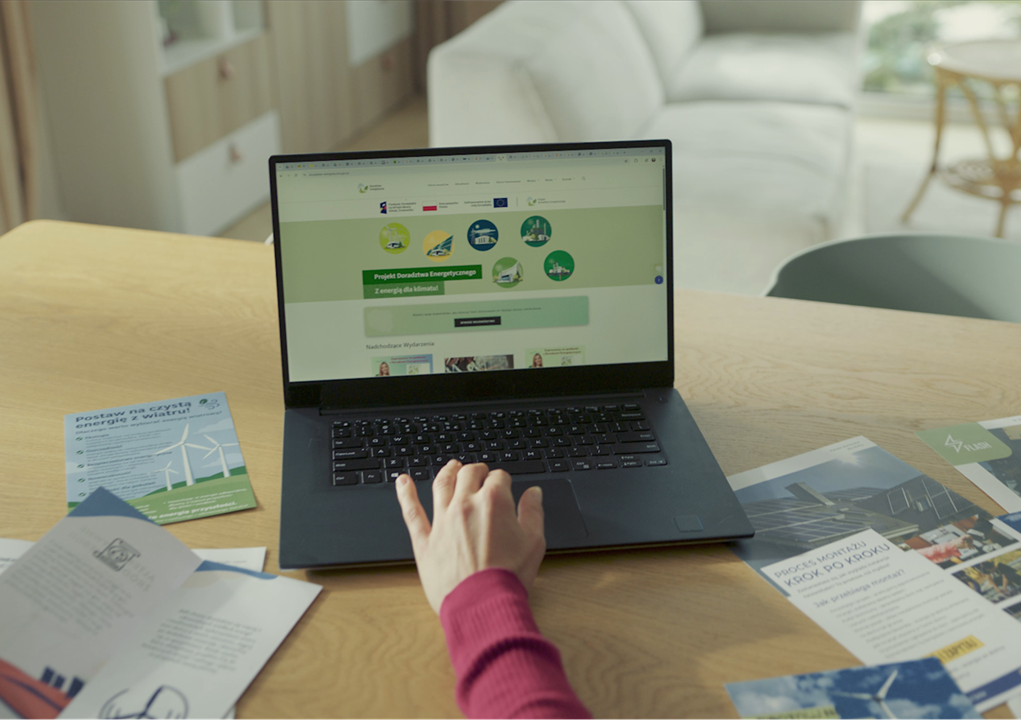 Zdjęcie laptopa na którego ekranie wyświetla się strona internetowa PDE. 