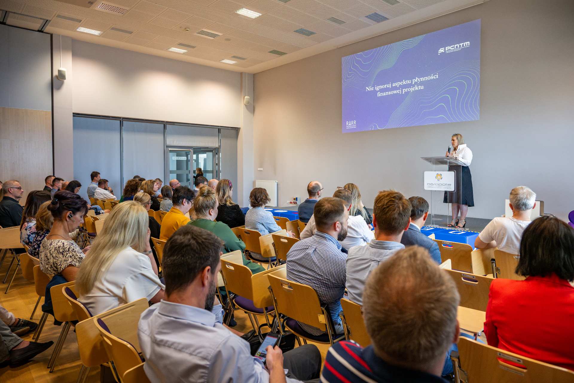 Widok na salę i uczestników spotkania podczas prezentacji.