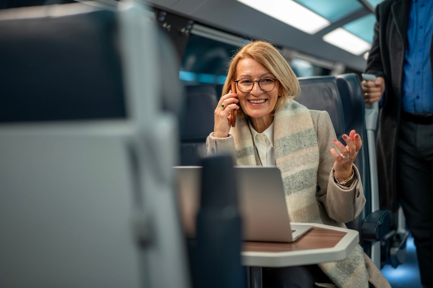 Kobieta pracuje przy laptopie w pociągu. Fot. Jelena – Adobe Stock