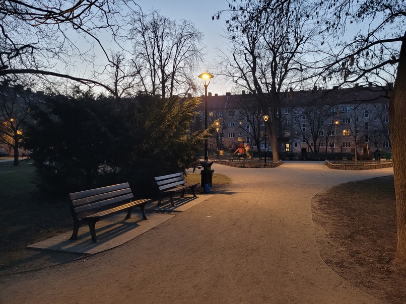 Zdjęcie oświetlonej alejki w parku