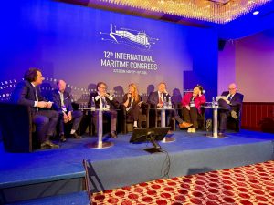 zdjęcie przedstawiające panelistów na Kongresie Morskim