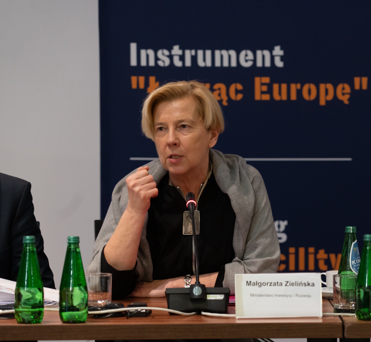 Pani mówiąca na konferencji