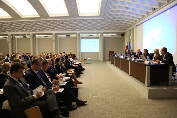 Sala konferencyjna pełna ludzi
