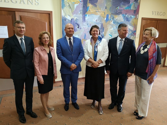Grupa elegancko ubranych osób