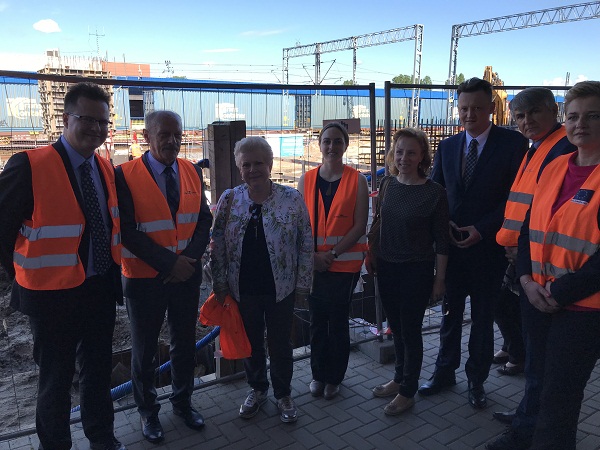 ludzie na torach kolejowych