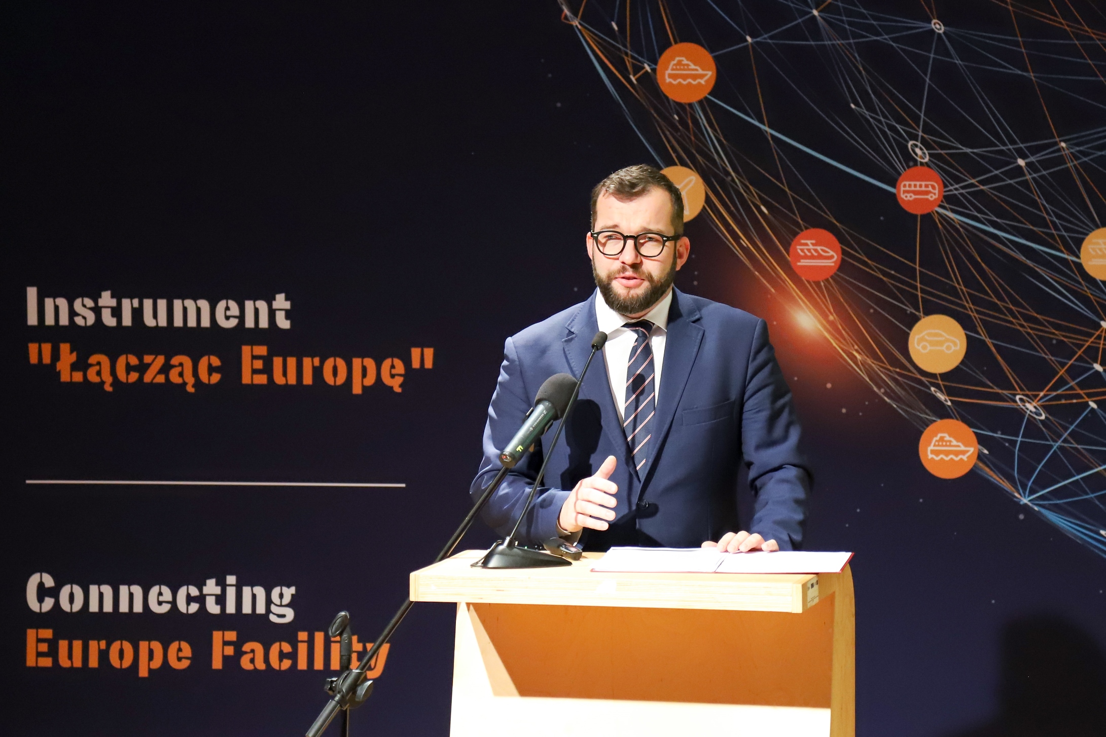 pan przemawiający na konferencji