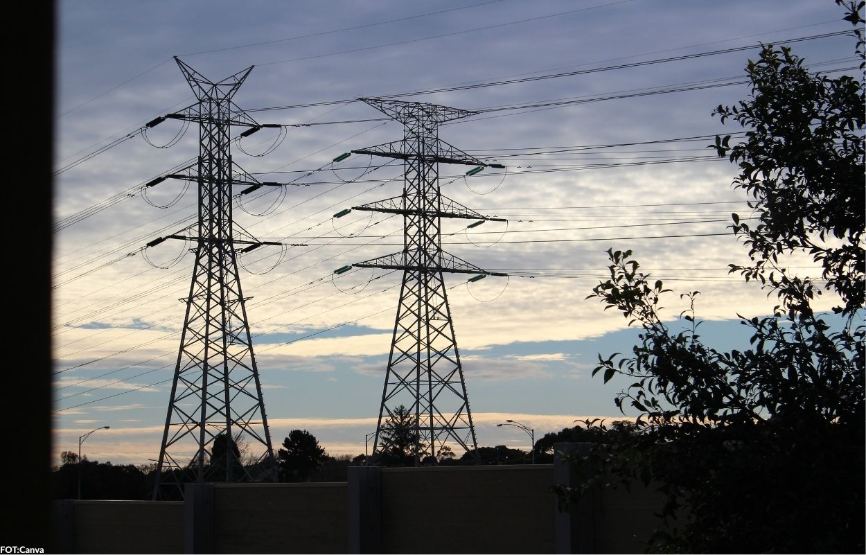 Zdjęcie ilustracyjne do informacji o otrzymanym wsparciu unijnym na rozwój sieci elektroenergetycznych. Na zdjęciu dwa słupy elektryczne.