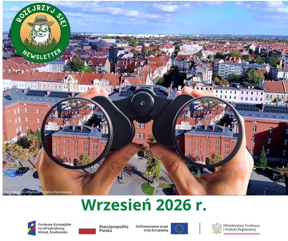 Zdjęcie poglądowe do publikacji newslettera. Na zdjęciu lornetka skierowana na dach budynku uczelni. W szkłach lornetki zbliżenie budynku. Na dole napis Wrzesień 2026 i ciągi znaków FE.